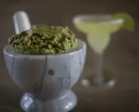 Cremige Avocado-Pastasauce mit einem spritzigen Zitronengeschmack, perfekt für ein frisches und gesundes Pastagericht.